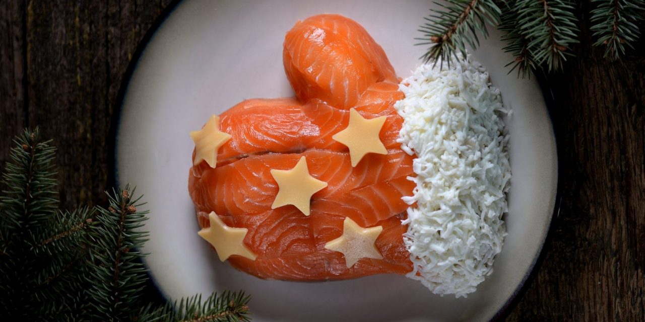 Новогодний салат «Варежка» с красной рыбой