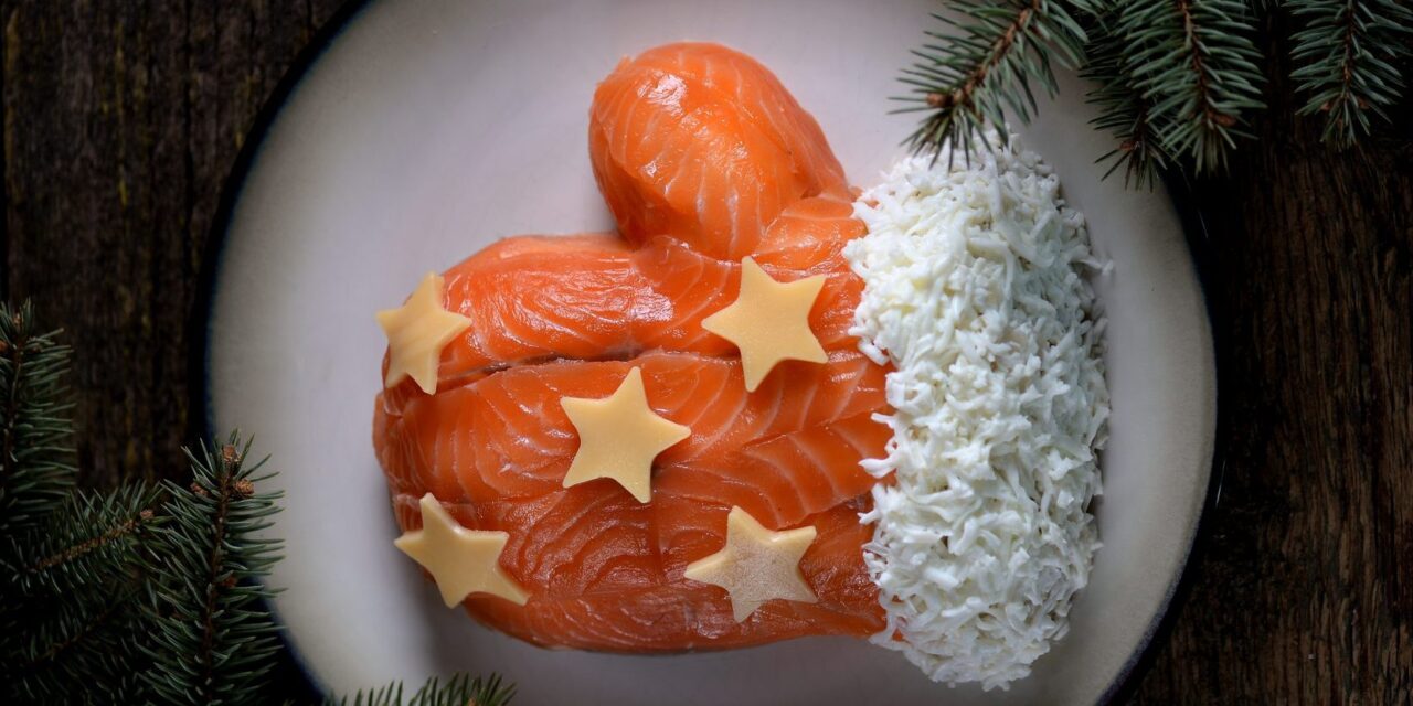 Новогодний салат «Варежка» с красной рыбой