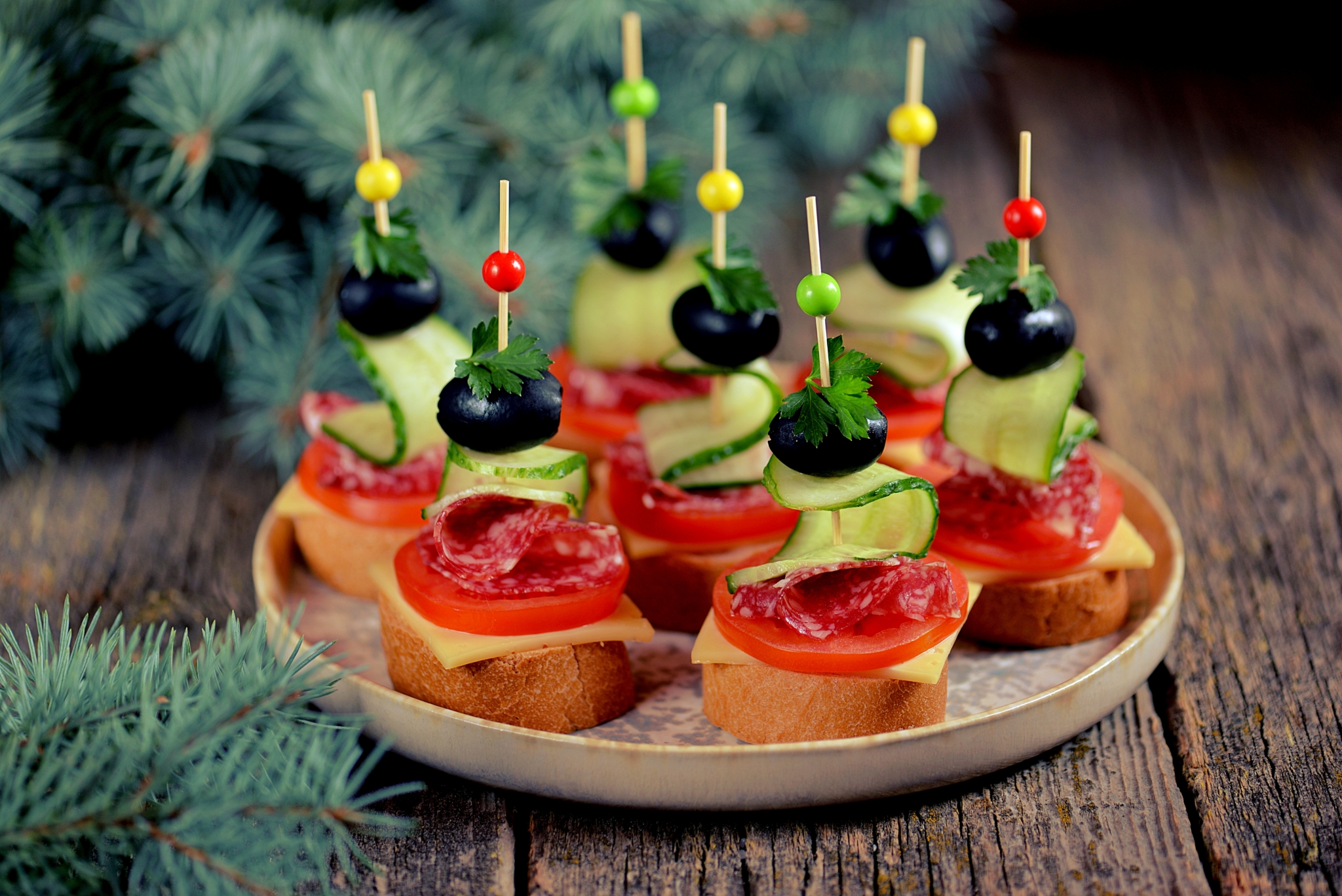 Канапе с колбасой и сыром