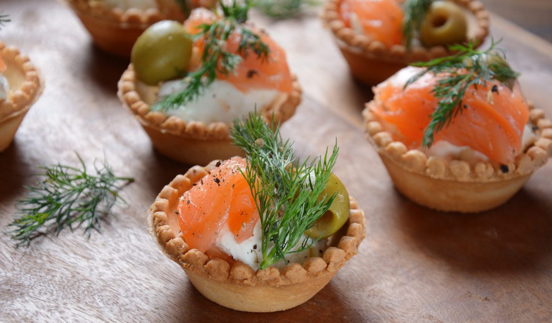 Тарталетки с красной рыбой и сыром Лайфхакер
