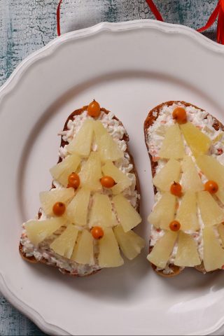 Новогодние бутерброды с ананасами и крабовыми палочками