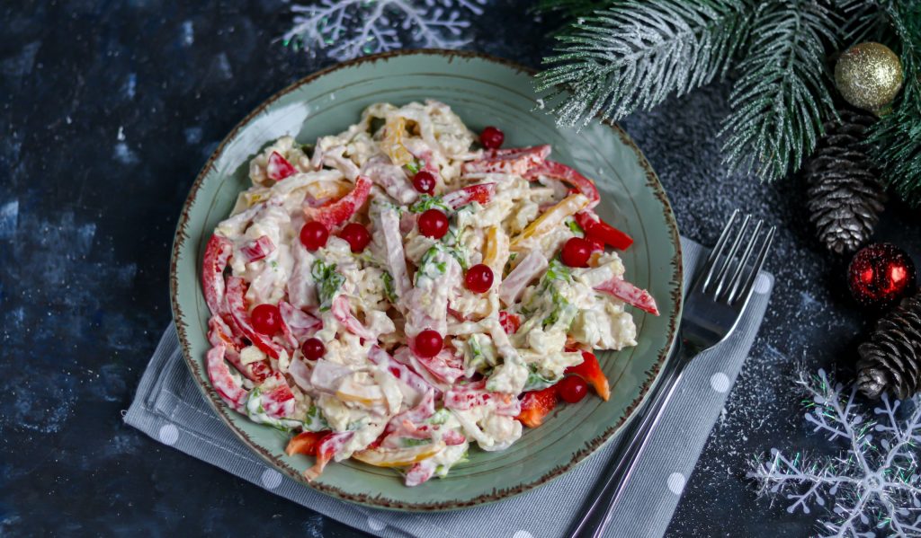 Салат с пекинской капустой, болгарским перцем и ветчиной