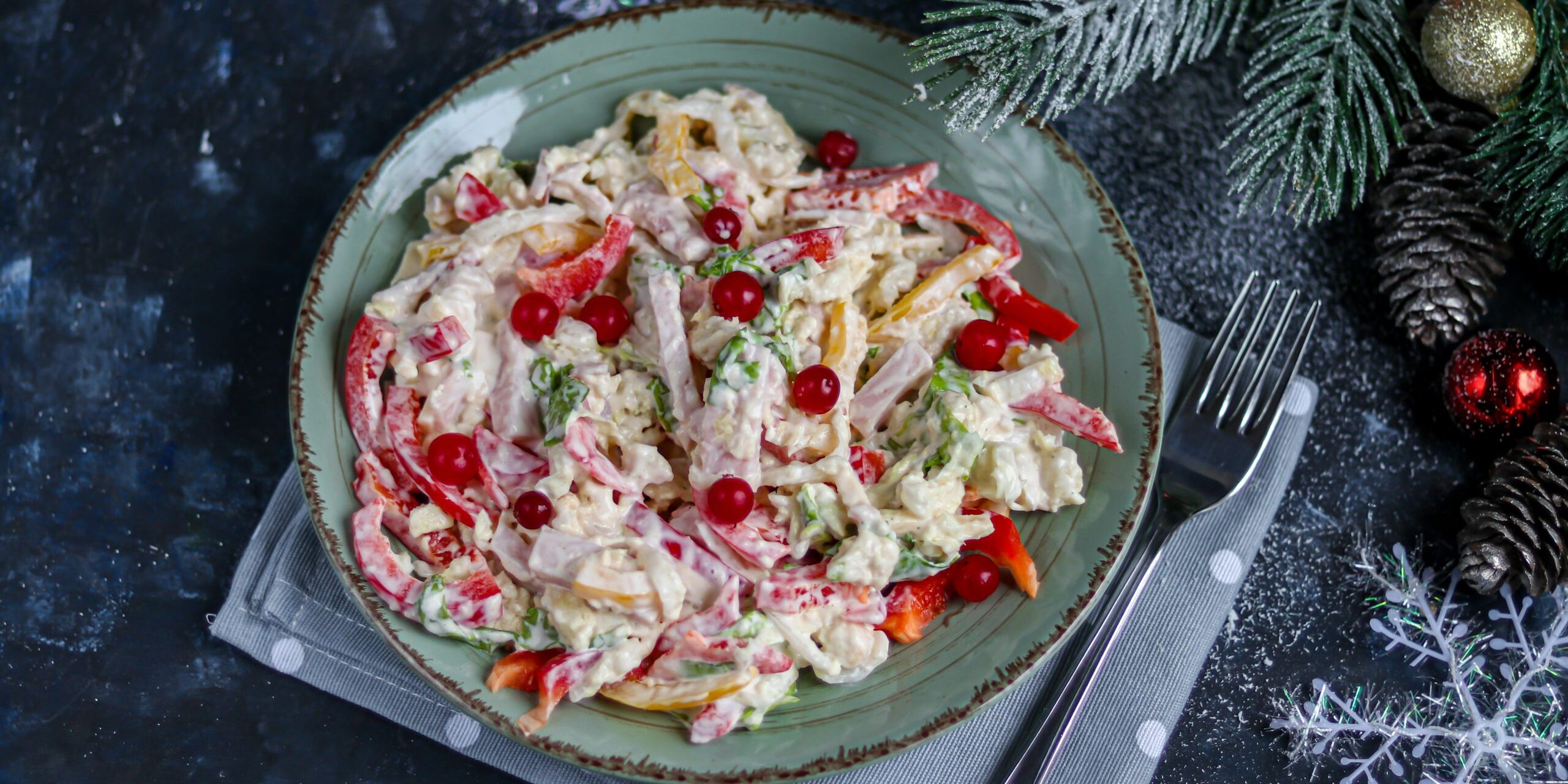 Салат с пекинской капустой, болгарским перцем и ветчиной