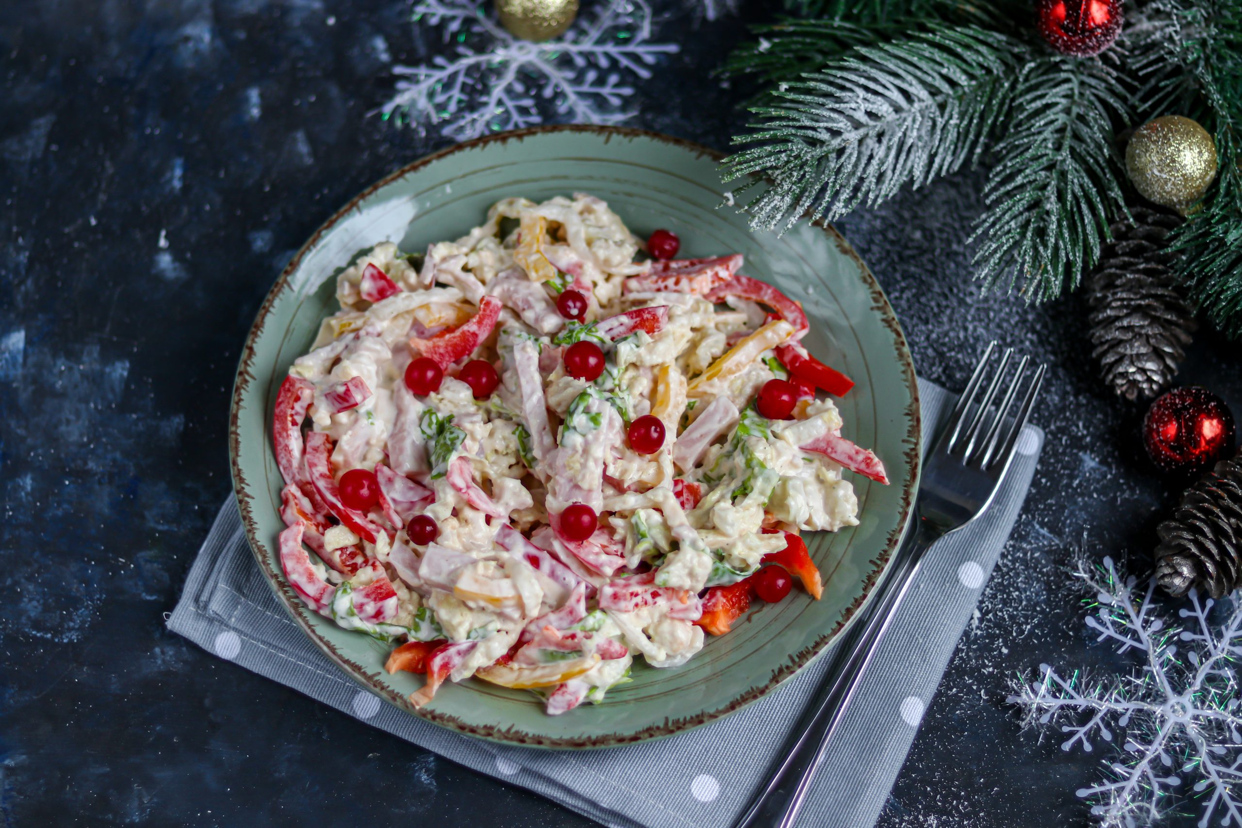 Салат с пекинской капустой, болгарским перцем и ветчиной: рецепт - Лайфхакер