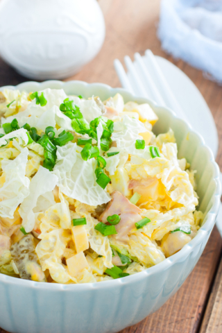 Салат с пекинской капустой, маринованными огурцами и ветчиной