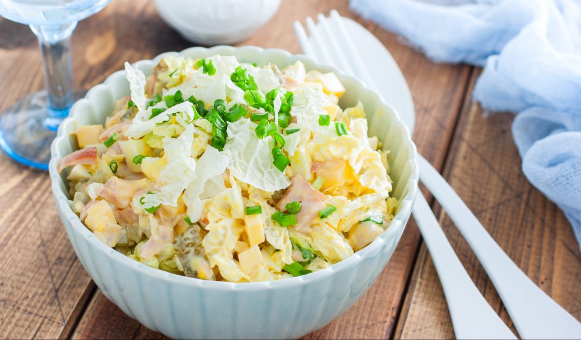 Салат с пекинской капустой, маринованными огурцами и