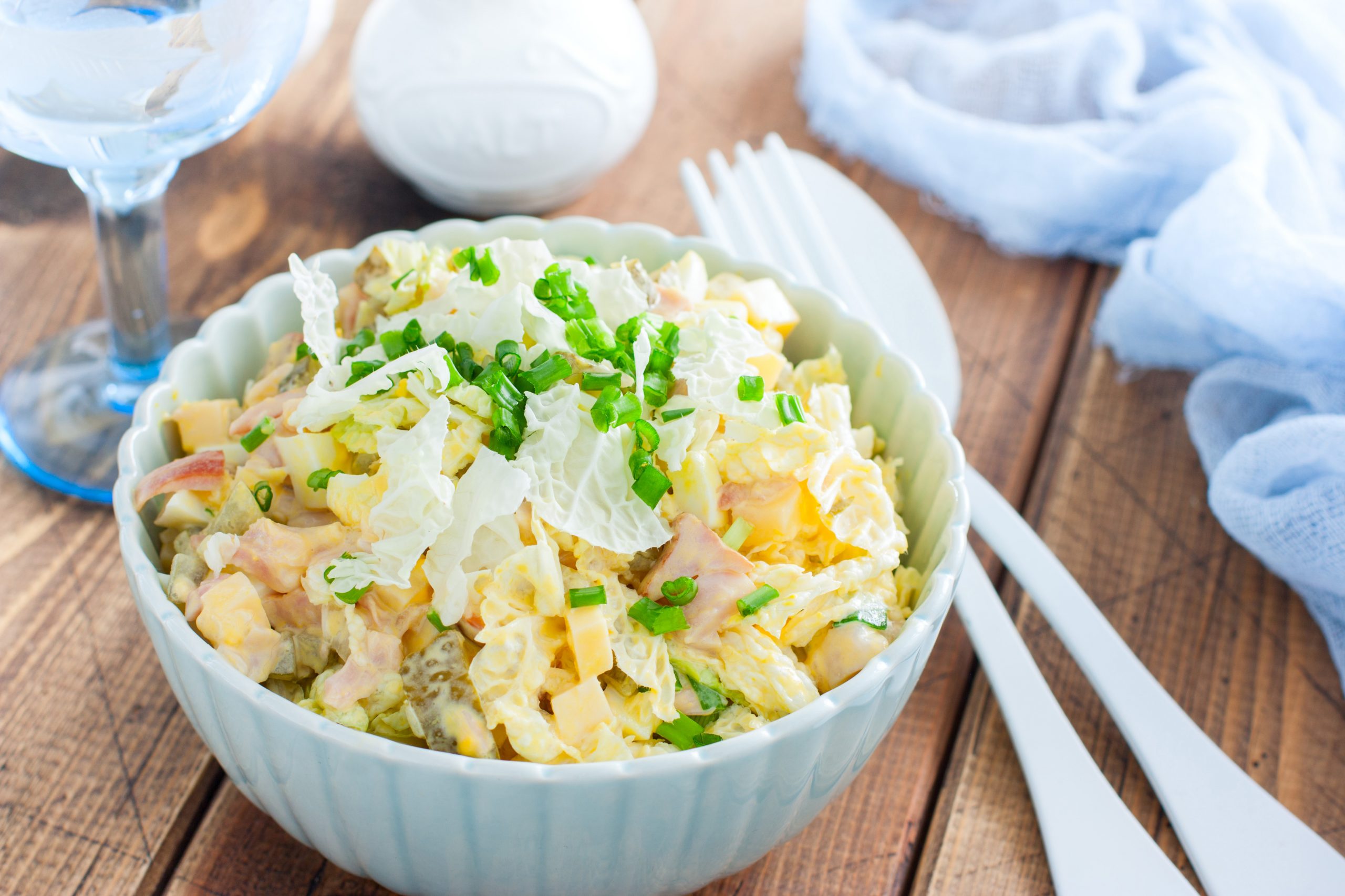 Салат с пекинской капустой, маринованными огурцами и ветчиной - Лайфхакер