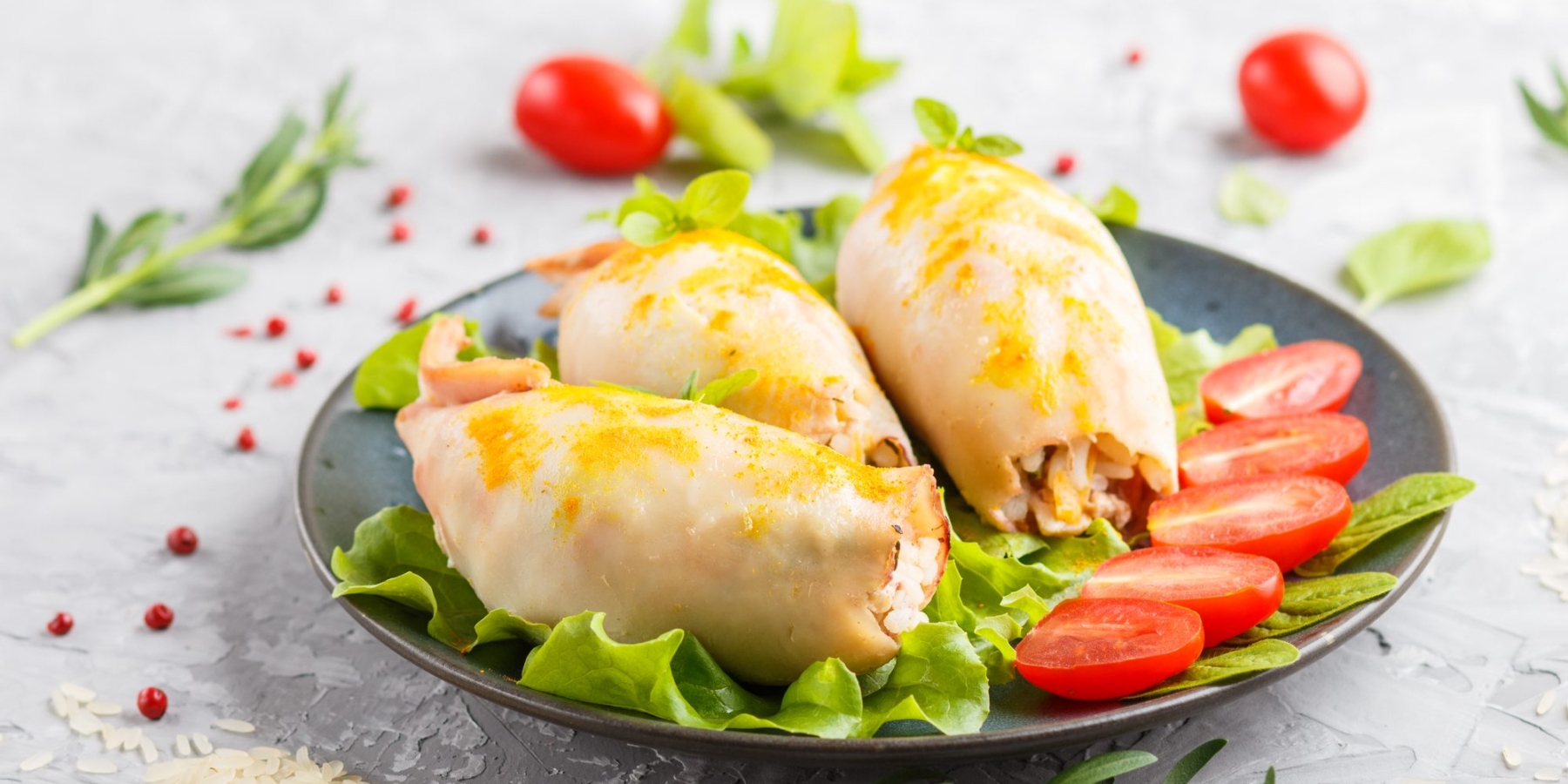 Кальмары, фаршированные рисом и овощами