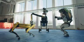 Видео дня: четыре робота Boston Dynamics станцевали в честь Нового года