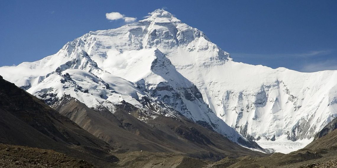 Эверест оказался почти на метр выше, чем считалось ранее