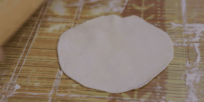 Как приготовить хинкали: раскатайте тесто для хинкали