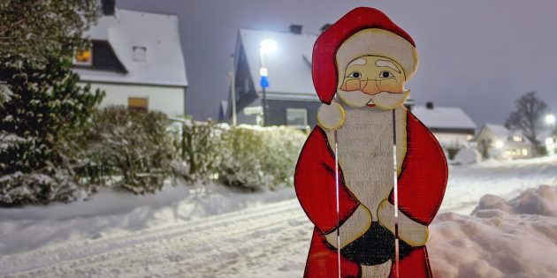 Новогодние украшения на дачу: фигура Деда Мороза