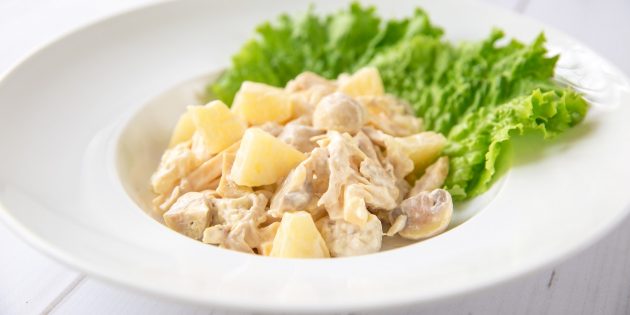 Рецепт салата с ананасом, грибами, курицей и маринованным луком