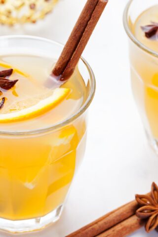 Глинтвейн из белого вина с апельсином и лимоном