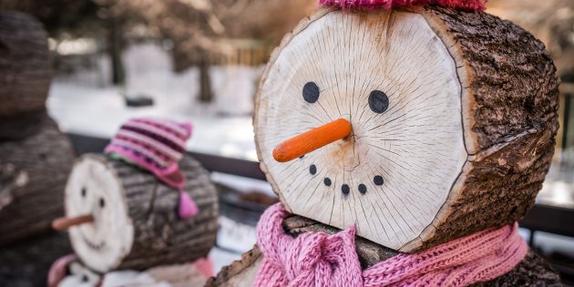 Новогодние украшения на дачу: деревянный снеговик