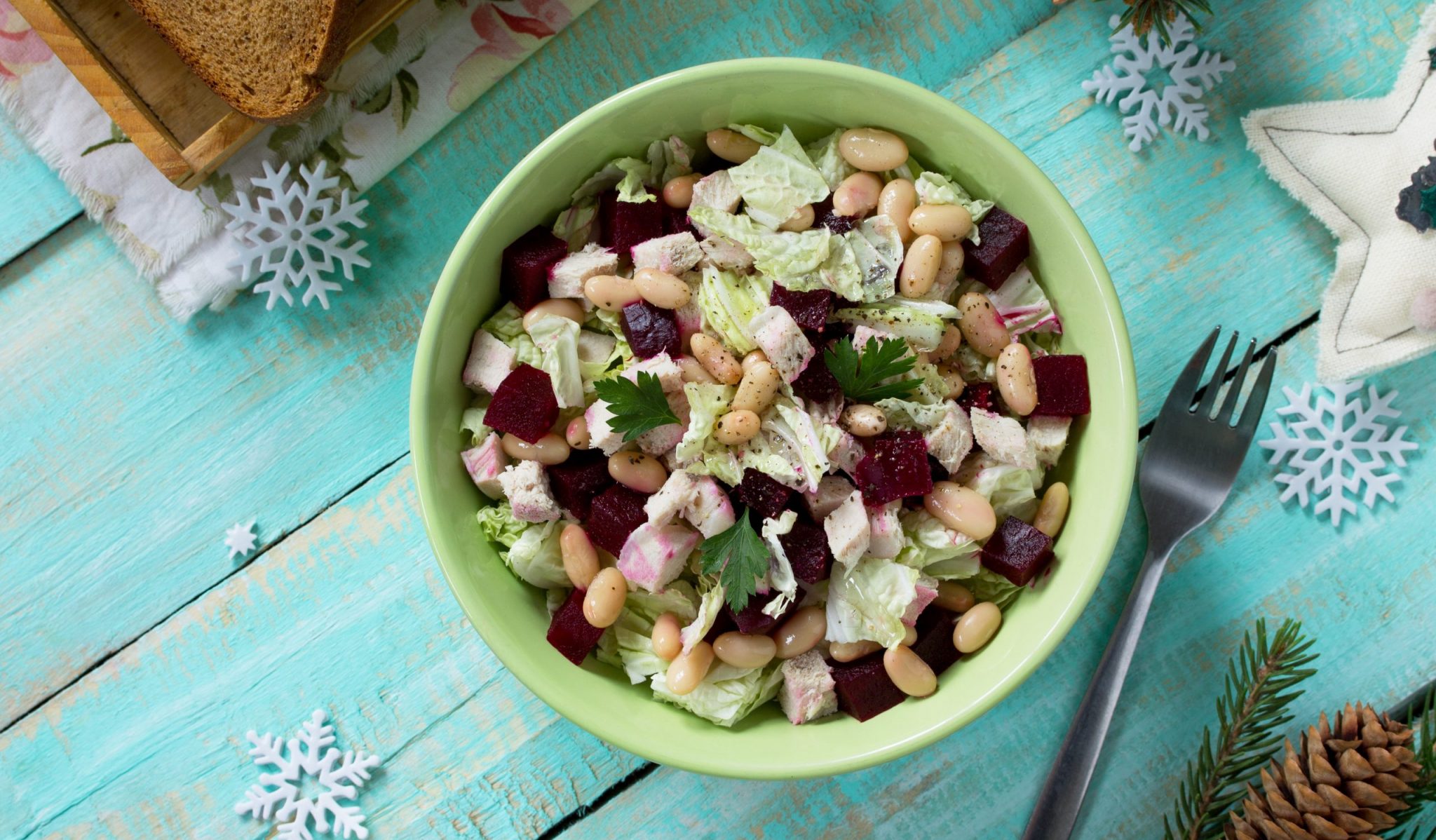 Салат с пекинской капустой, свёклой и курицей Лайфхакер