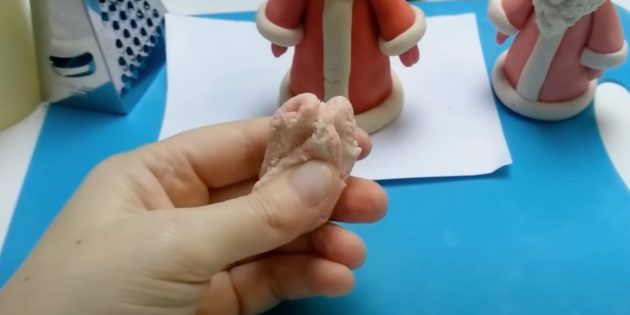 Как сделать Деда Мороза своими руками: смешайте тесто