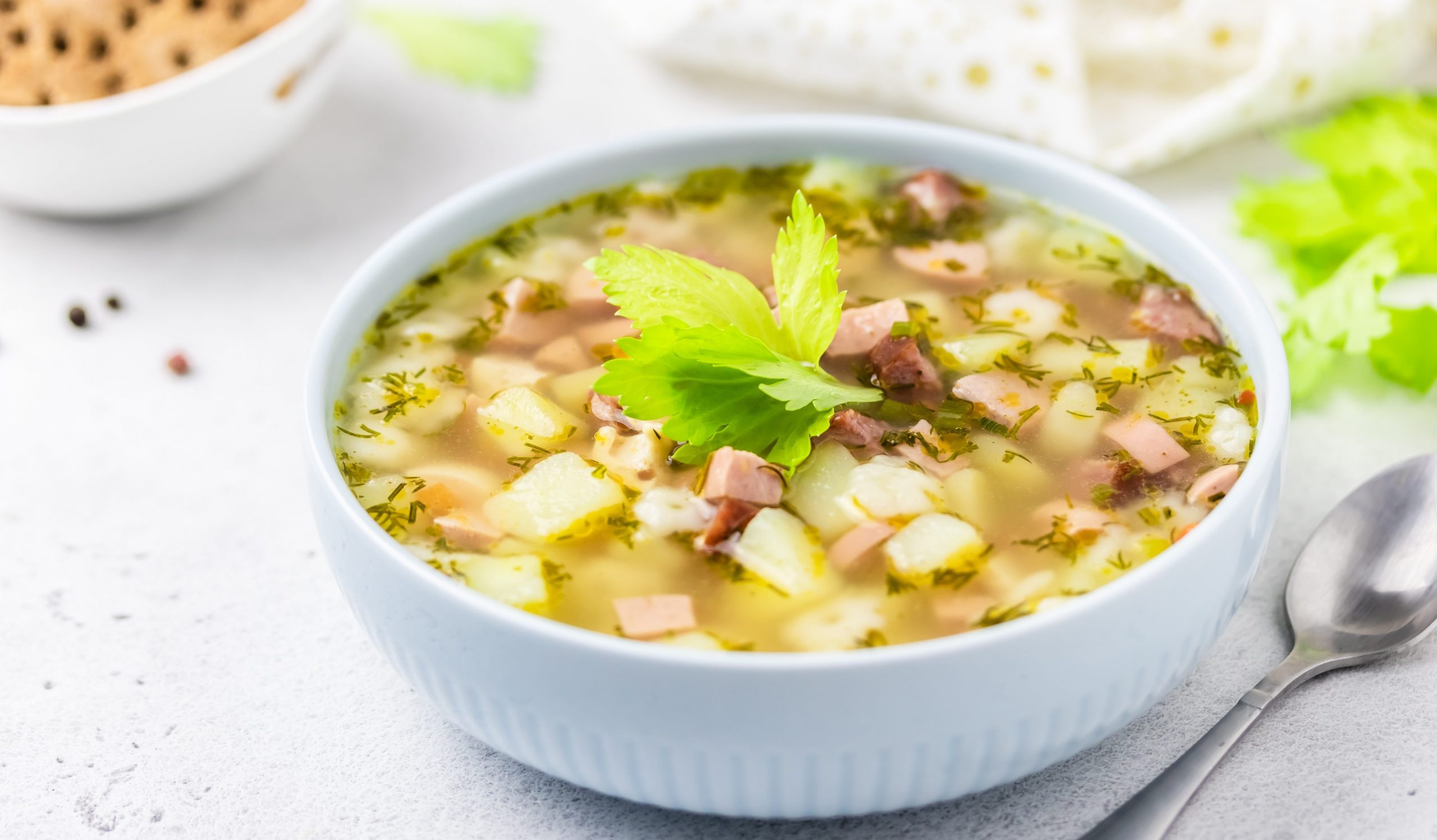 Суп с копченой колбасой — лучшие рецепты с сыром, вермишелью, гороховый