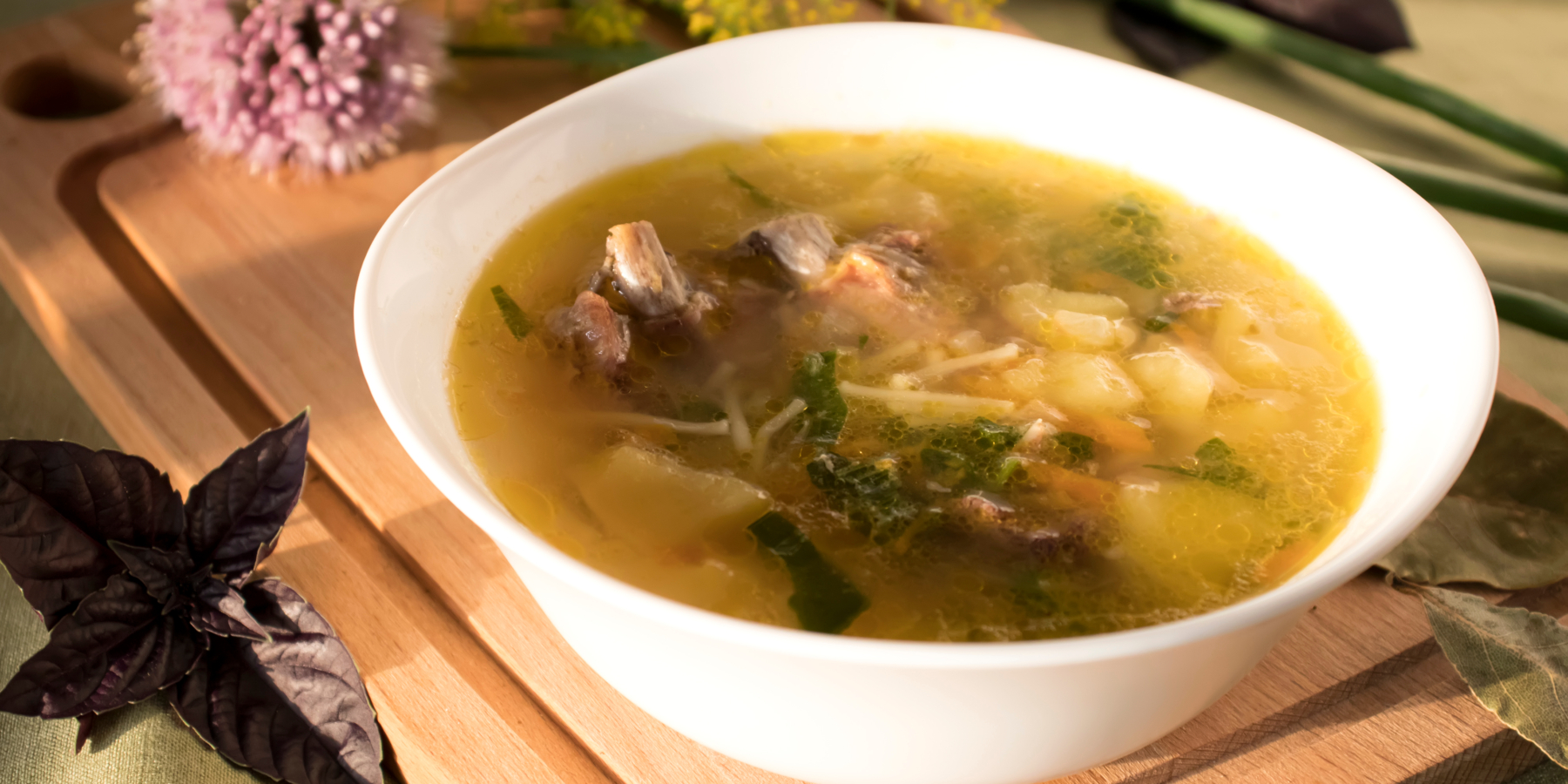 Суп со свиными рёбрышками, вермишелью и овощами