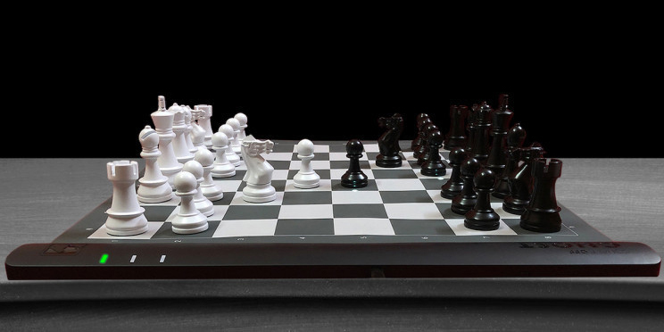 Штука дня: умная шахматная доска Square Off Ghost