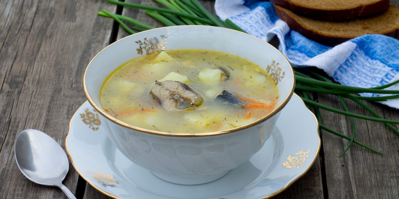 Рыбный суп из консервов с рисом