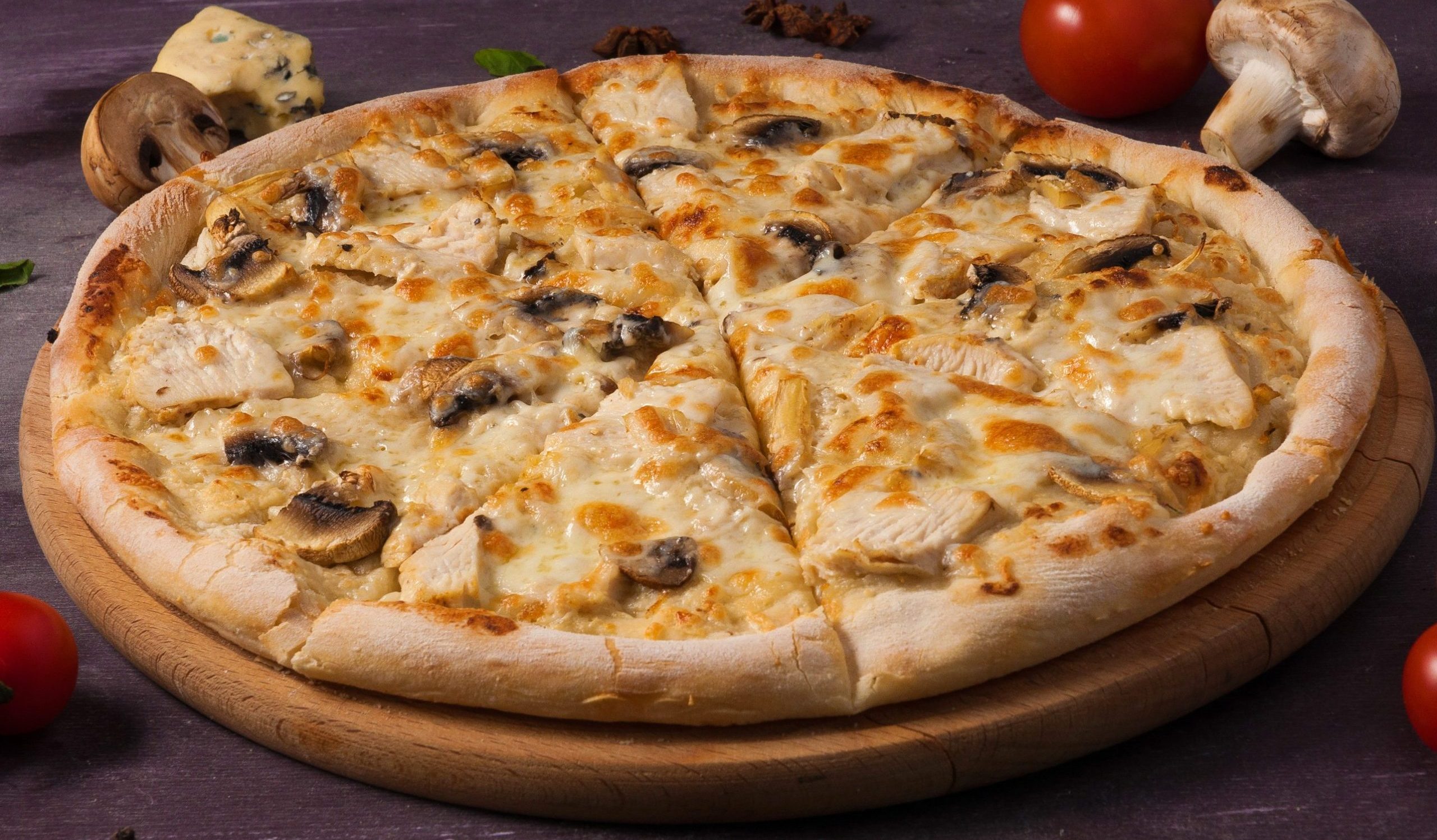 Пицца на дрожжевом тесте с колбасой, грибами и сыром