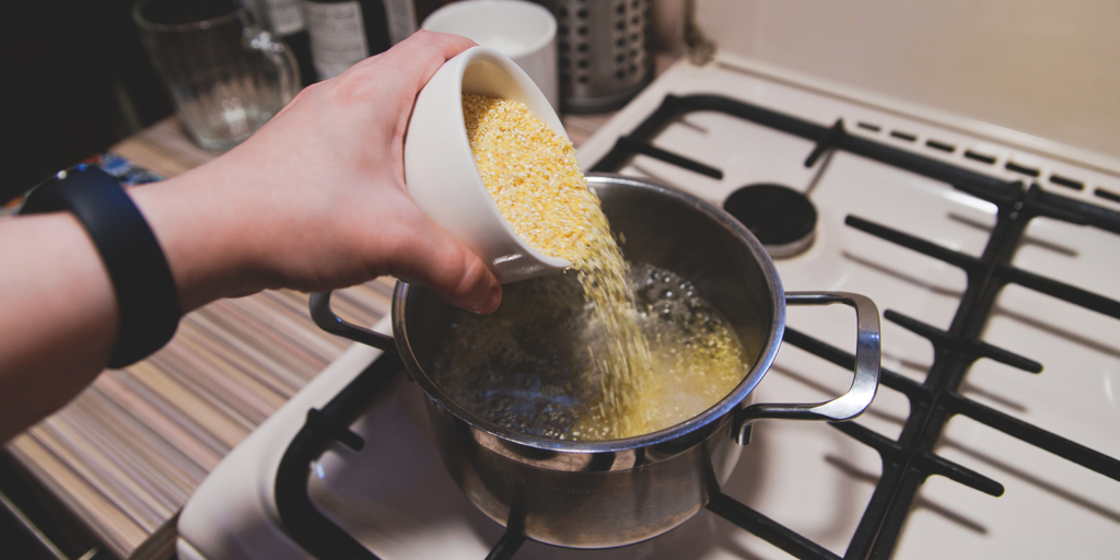 процесс варки каши в кастрюле на плите