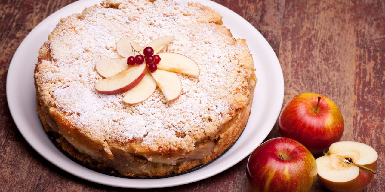 Простой заливной пирог с яблоками