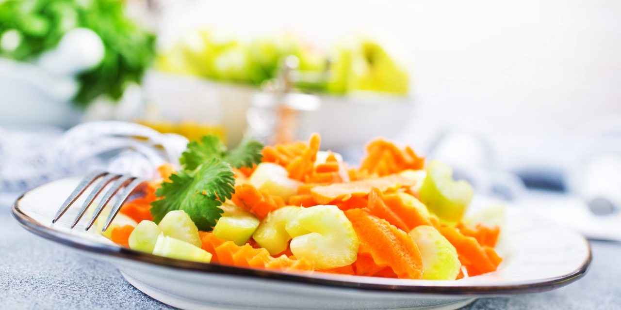 Лёгкий салат из стеблевого сельдерея и моркови