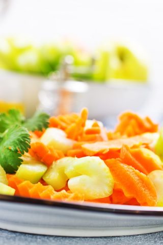 Лёгкий салат из стеблевого сельдерея и моркови