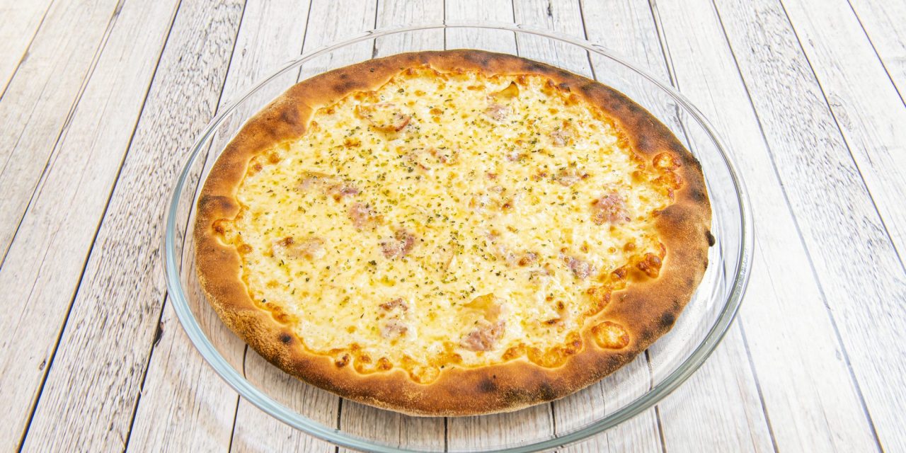 Пицца с беконом и сыром