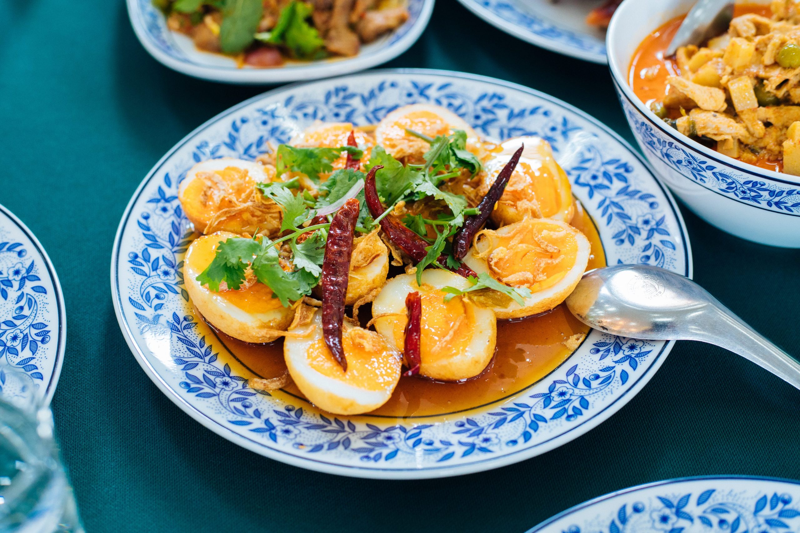 Жареные яйца зятя — необычная тайская закуска