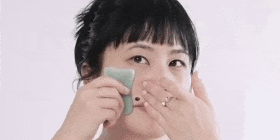 Как делать массаж гуаша: перейдите к щеке