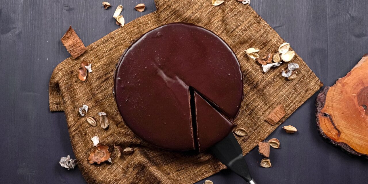 Шоколадный чизкейк без выпечки из четырёх ингредиентов: рецепт - Лайфхакер