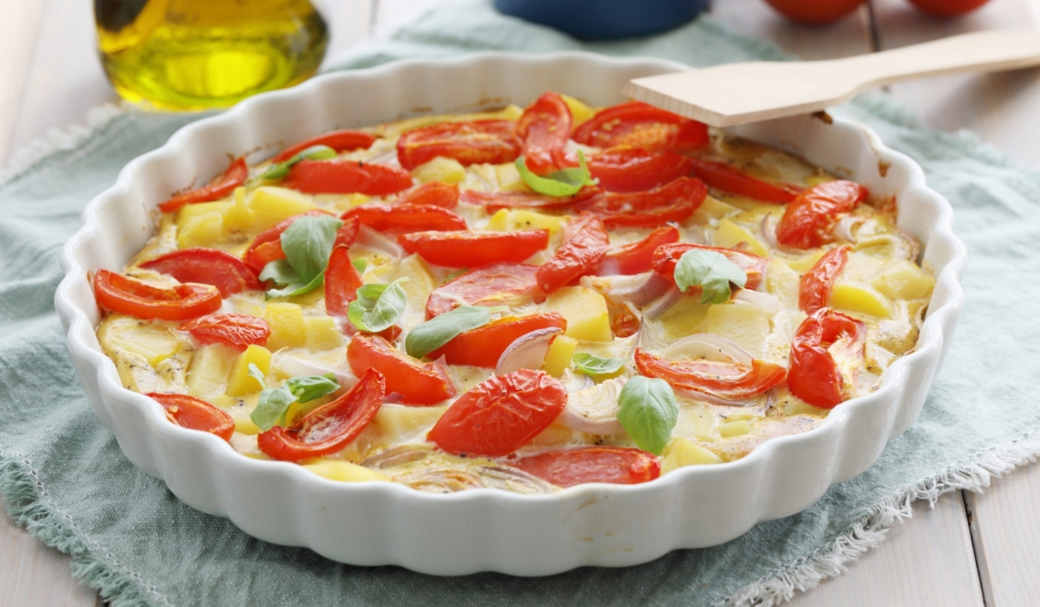 Фриттата с картофелем, помидорами и луком Лайфхакер