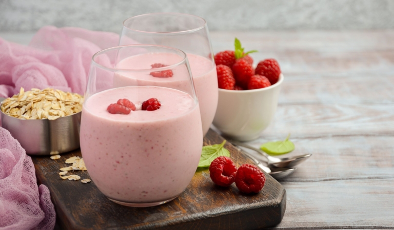 Смузи с малиной, яблоком и овсянкой Лайфхакер