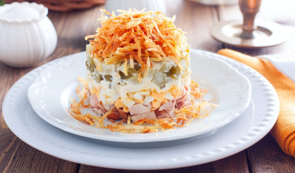 Салат с хрустящей жареной картошкой Лайфхакер