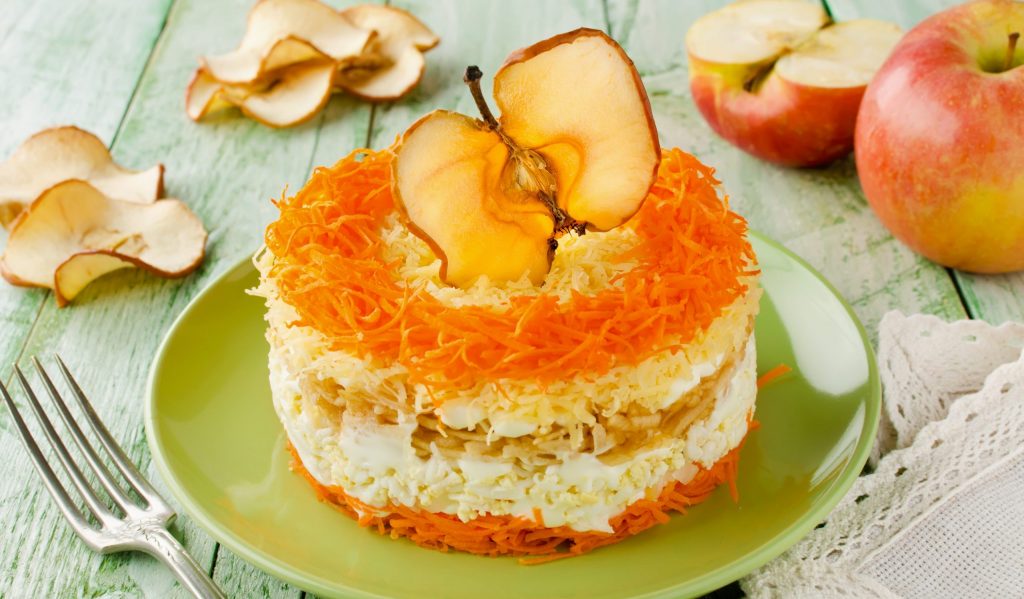 Слоёный салат с яблоками, морковью и сыром Лайфхакер