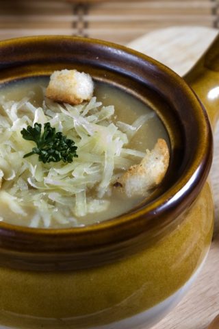 Луковый суп с сыром и горчицей