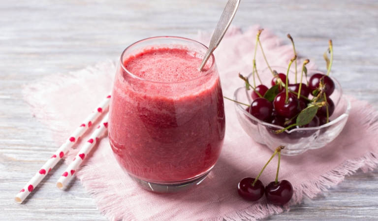 Смузи с вишней и бананом Лайфхакер