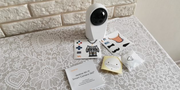 Новинки Realme: приятный бонус в коробке Realme Smart Cam 360º — забавные стикеры на корпус камеры