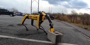 Роботы Boston Dynamics научились открывать двери, таскать тяжести и выкапывать ямы
