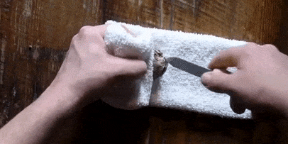 Как открыть устрицы: вставьте устричный нож в смычку раковин