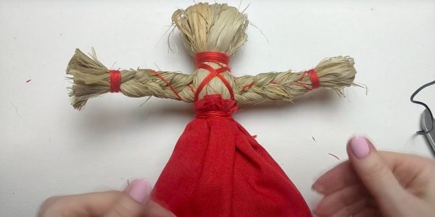 Кукла Масленица своими руками: оберните талию куклы лоскутом ткани