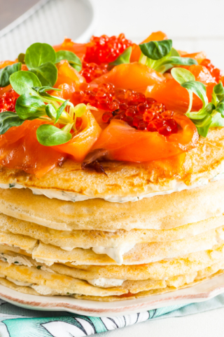 Сытный блинный торт с красной рыбой и творожным сыром