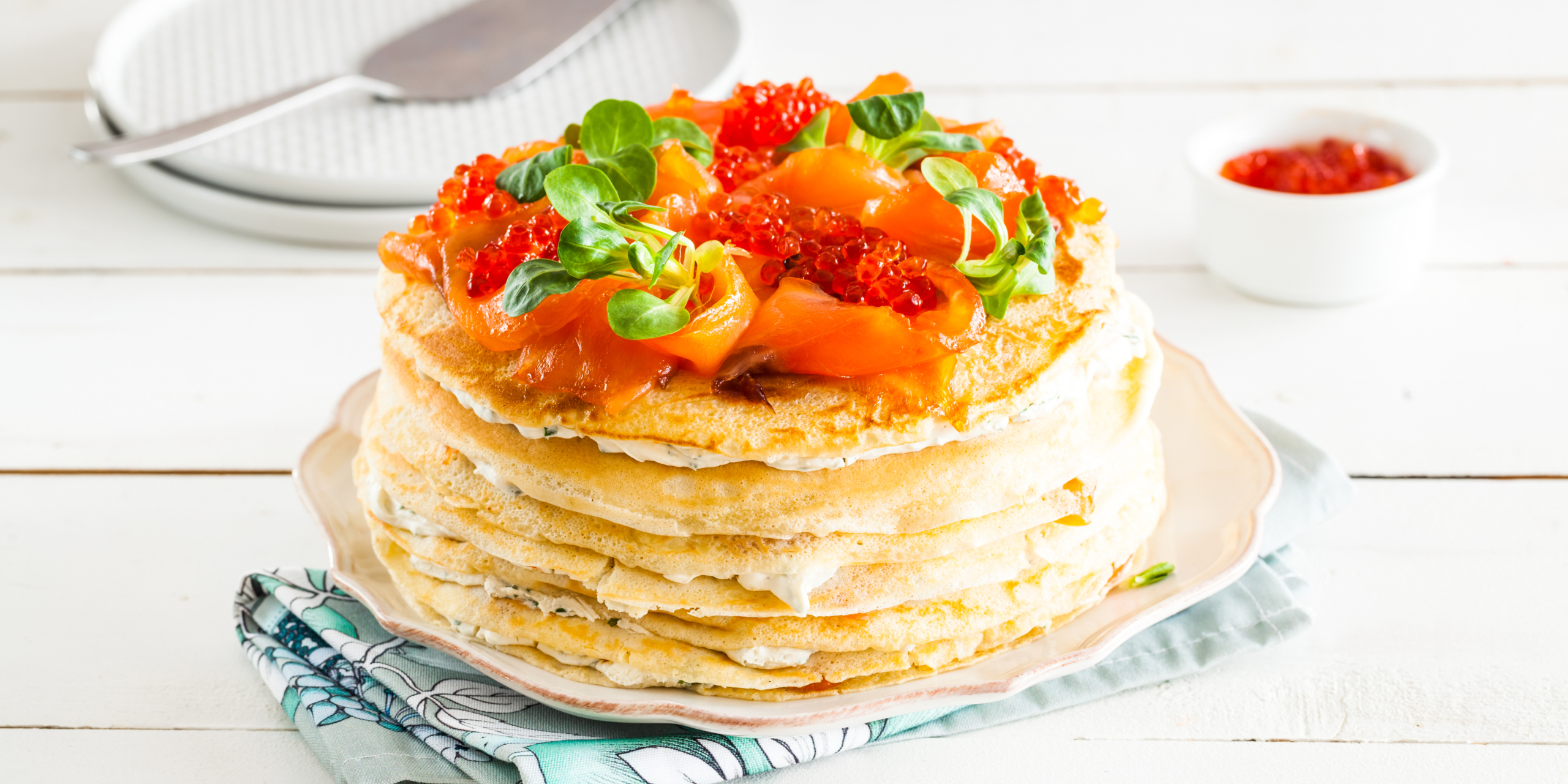 Сытный блинный торт с красной рыбой и творожным сыром: рецепт