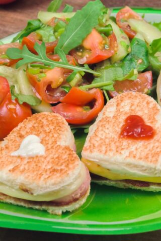 Горячие бутерброды-сердечки