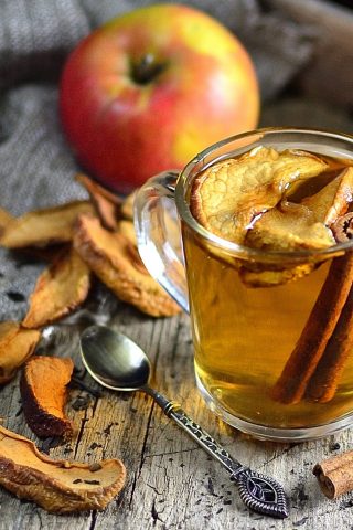 Чай с сушёными яблоками и мелиссой