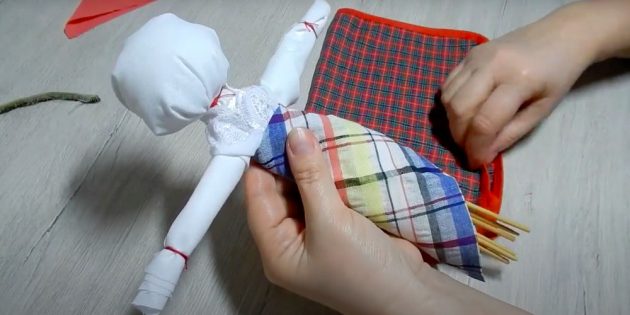 Оберните пояс куклы лоскутом яркой ткани