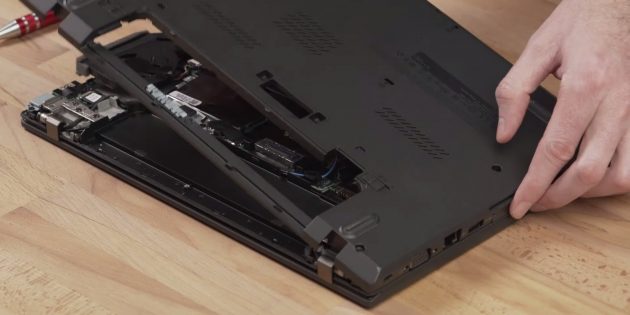 Как подключить SSD к ноутбуку: снимите крышку